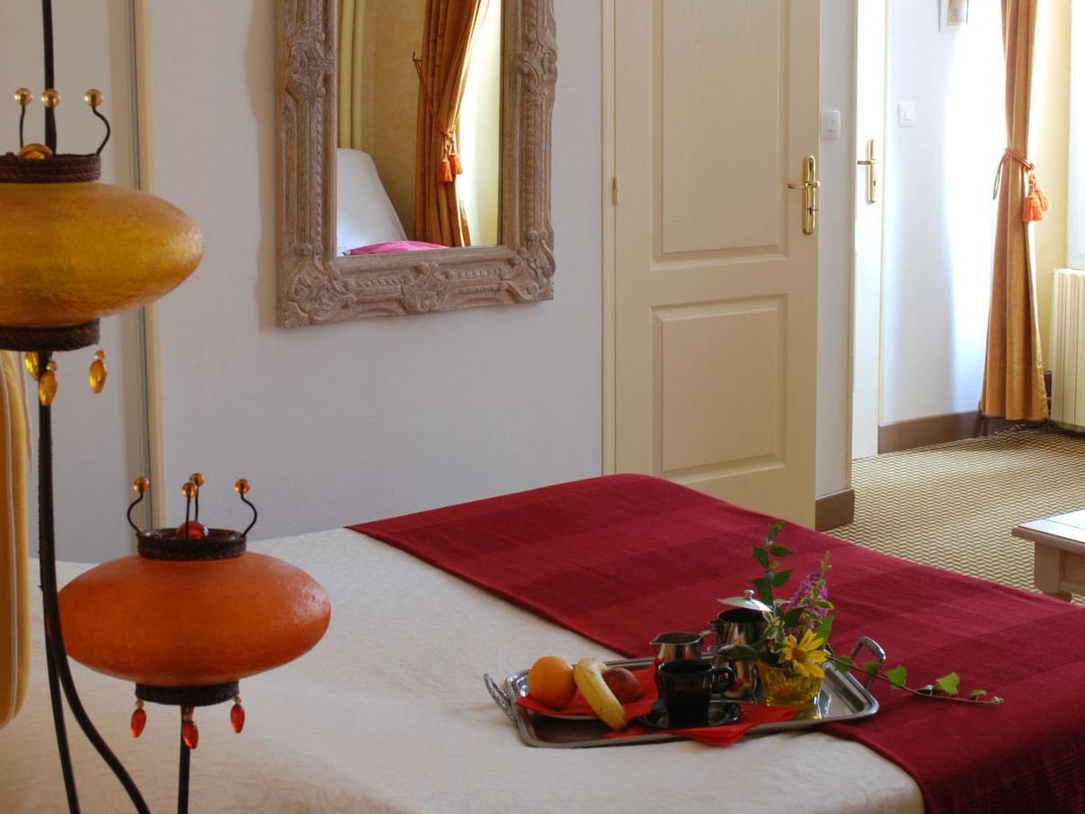 Logis Hotel Restaurant Les Capucins Avallon Esterno foto