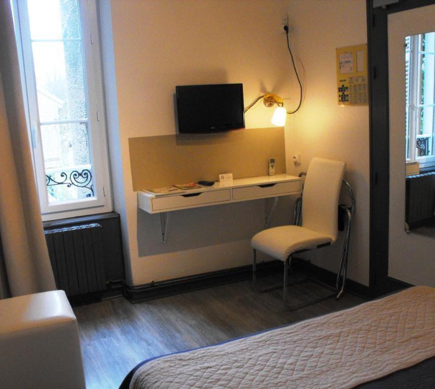 Logis Hotel Restaurant Les Capucins Avallon Esterno foto