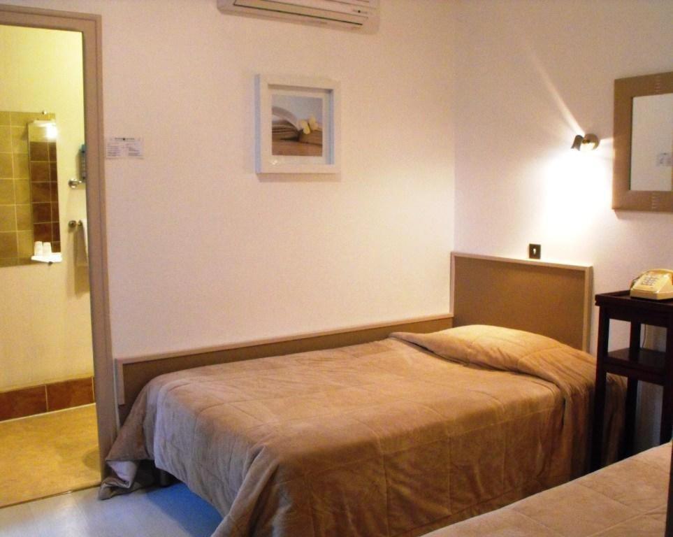 Logis Hotel Restaurant Les Capucins Avallon Esterno foto